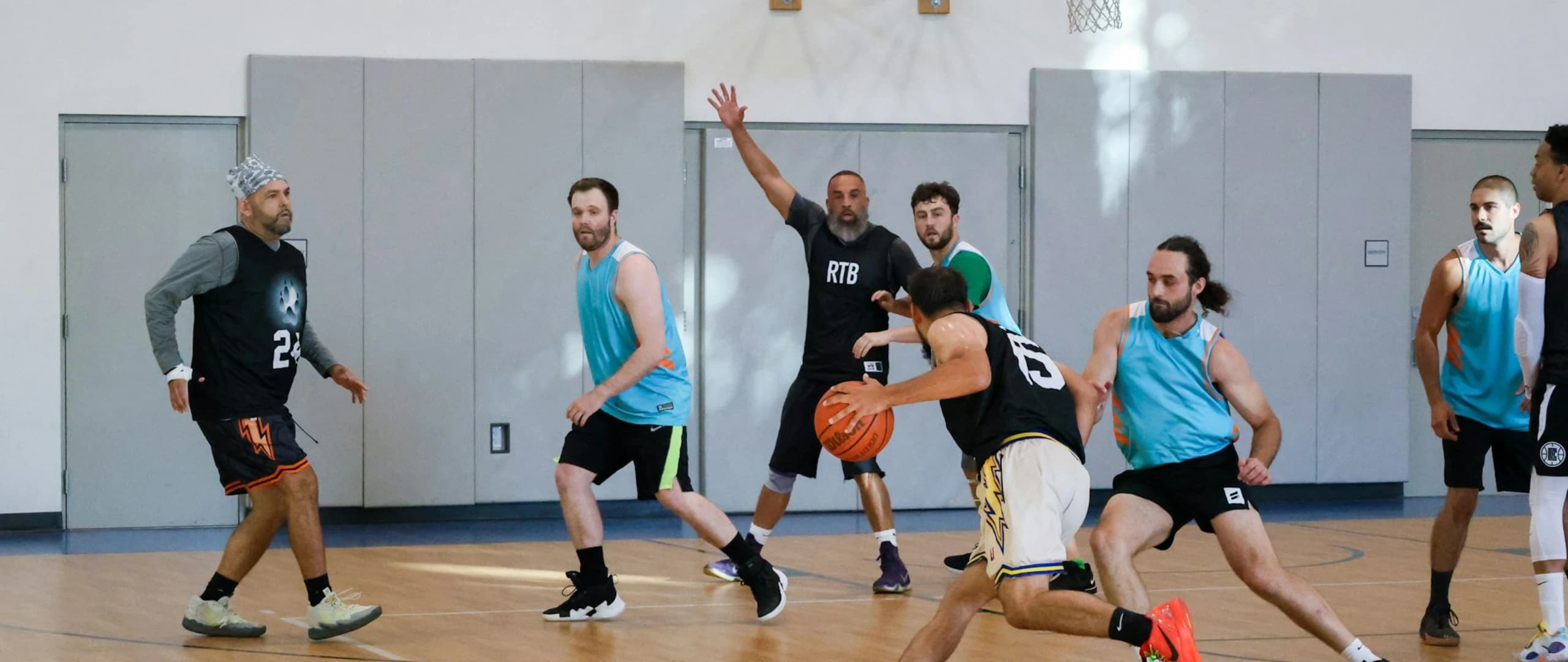 Basketball 5v5 players in action