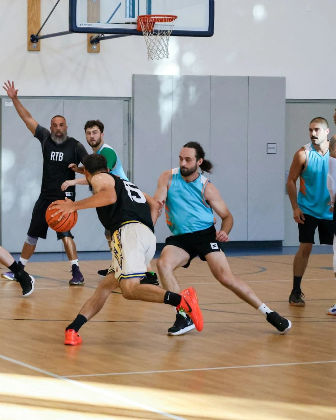 Basketball 5v5 players in action